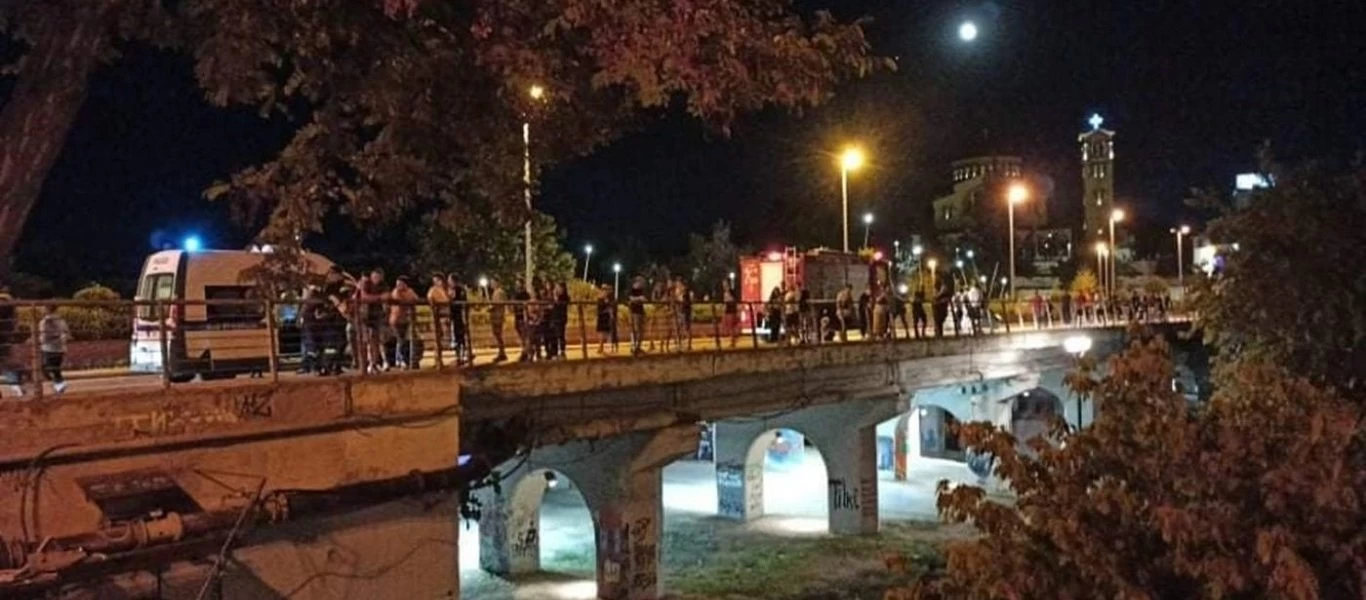 Λάρισα: Αυτοκίνητα συγκρούστηκαν και το ένα παρέσυρε δύο ανήλικους - Τους έριξε κάτω από γέφυρα (βίντεο)